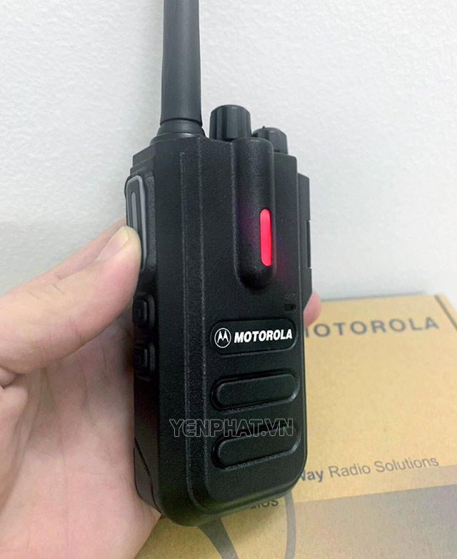bộ đàm Motorola CP550 có đèn báo tiện dụng