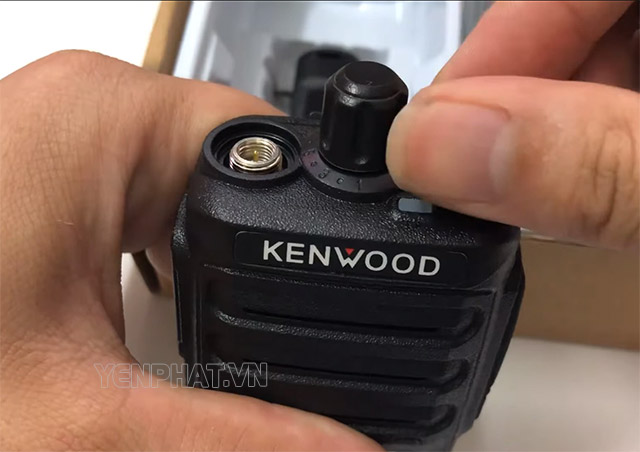 máy bộ đàm Kenwood TK-U300 có núm điều chỉnh trên đầu máy