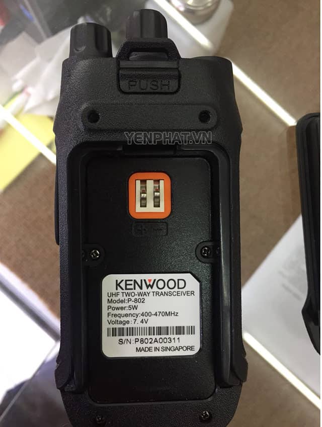 Kenwood P802 có thể tháo pin để sạc rời