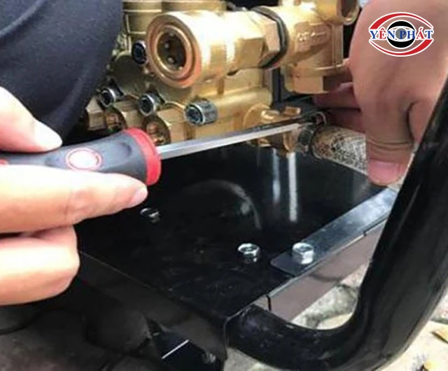 Siết lại ốc vít bị lỏng trên máy rửa xe