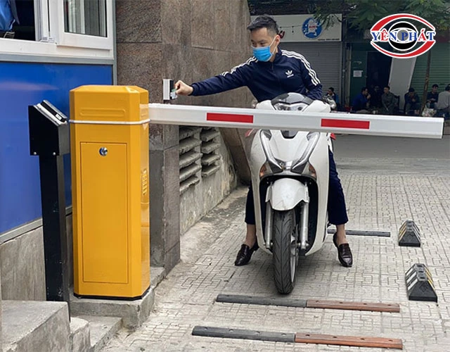 cơ chế hoạt đọng của barie dùng thẻ từ