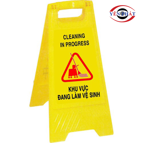 Biển cảnh báo khu vực đang làm vệ sinh