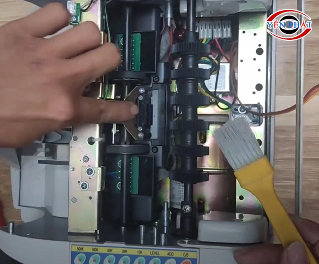 Định kỳ làm sạch, bảo dưỡng máy