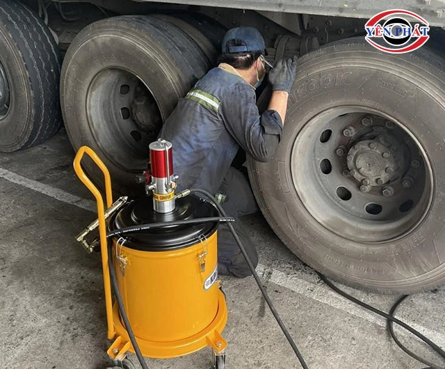 Máy bơm mỡ hoạt động bền bỉ