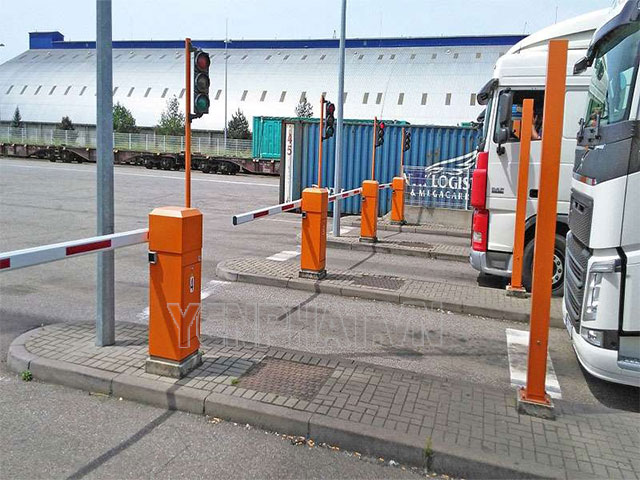 Ứng dụng barrier tự động tay cần thẳng B6 tại cổng nhà máy, xí nghiệp