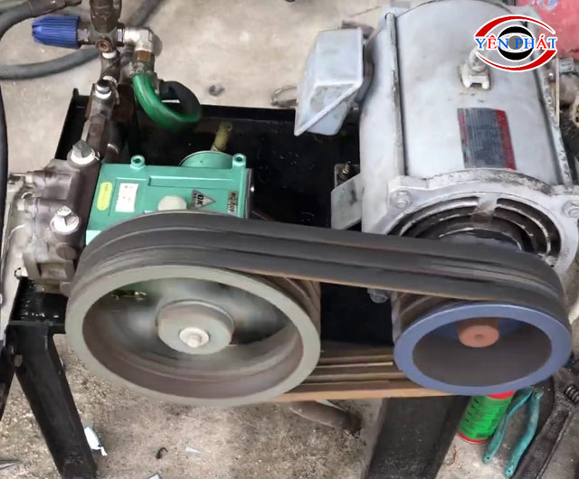 Motor máy bị bám bụi bẩn