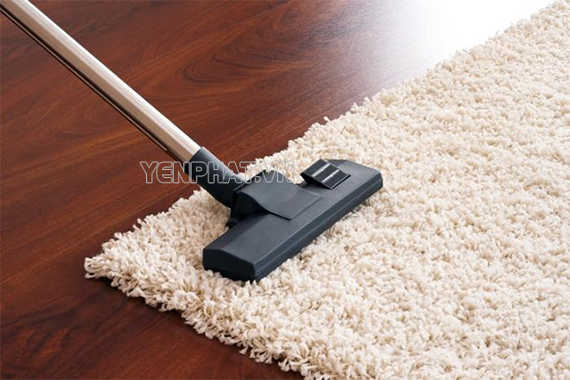 Cách vệ sinh thảm trải sàn tùy thuộc vào chất liệu của tấm thảm, tránh làm hư hại tổng thể