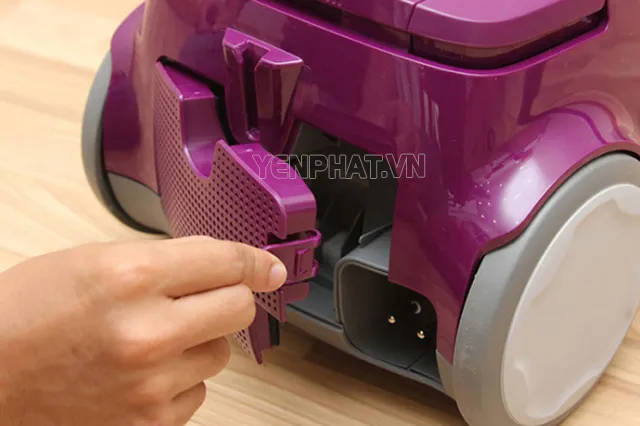 Vệ sinh cửa thông gió của máy hút bụi