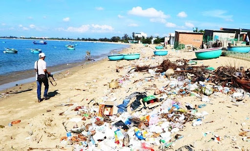 máy quét rác bãi biển xử lí rác