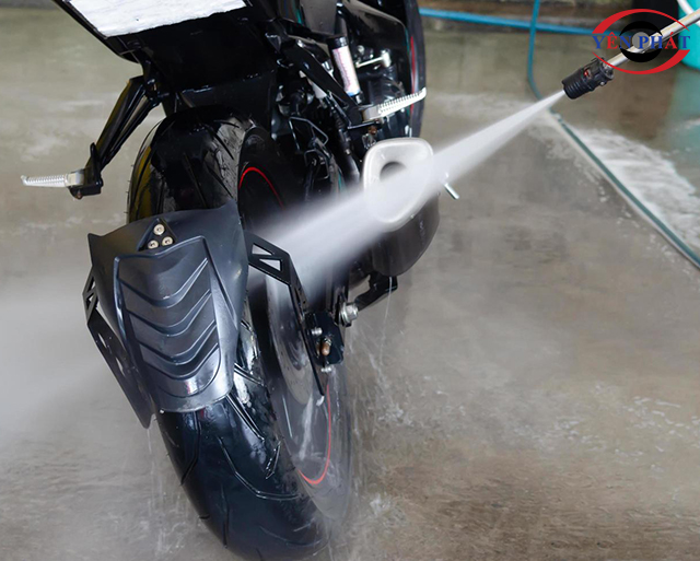 Xịt rửa xe máy