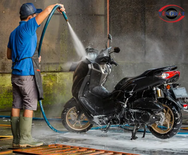 Rửa xe máy bao nhiêu tiền? Bảng chi phí mới nhất 2026