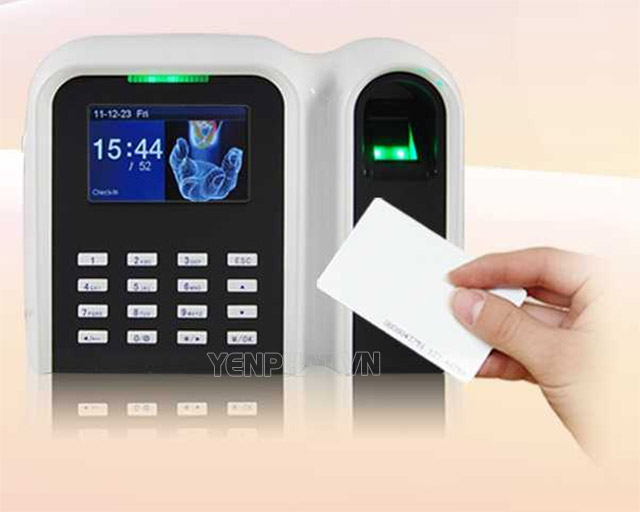 Sử dụng máy quẹt thẻ từ kiểm soát người ra vào hiệu quả