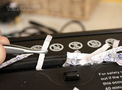 Cách sửa lỗi máy huỷ giấy không chạy là sử dụng nhíp 
