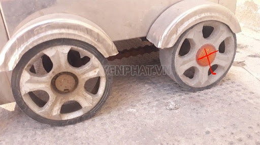 Bánh xe bằng cao su dần được sử dụng thay thế cho bánh xe kim loại trước đó